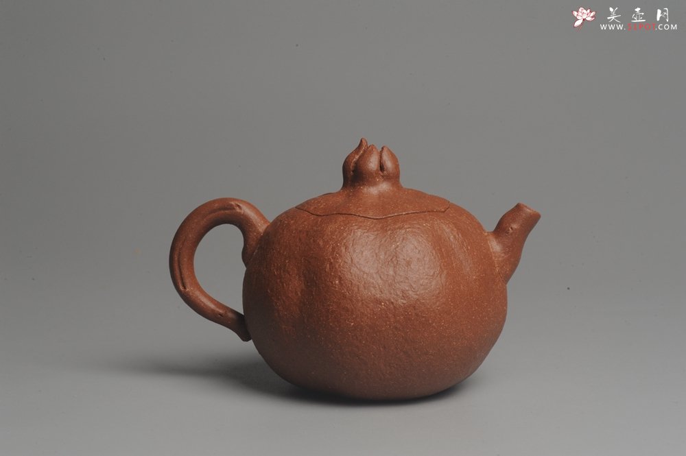 紫砂壶图片：美壶特惠 油润降坡泥精致卡盖全手工仿生石榴壶 - 宜兴紫砂壶网