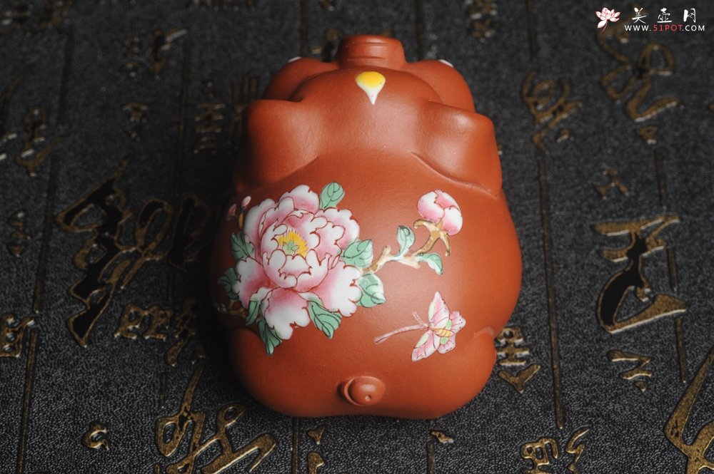 紫砂壶图片：美宠特惠 精工点彩蝶恋花 福气猪茶宠 - 宜兴紫砂壶网