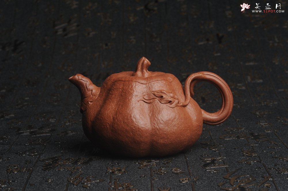 紫砂壶图片：美壶特惠 精致卡盖全手工油润降坡泥仿生小叶歪瓜 难度大 - 宜兴紫砂壶网