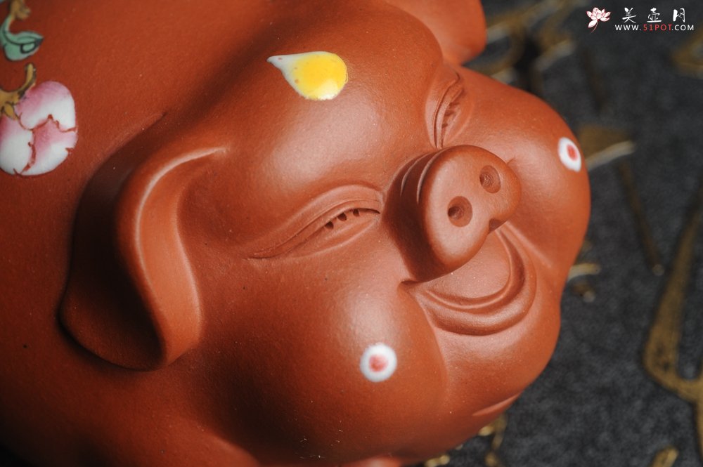 紫砂壶图片：美宠特惠 精工点彩蝶恋花 福气猪茶宠 - 宜兴紫砂壶网