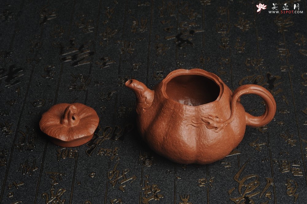 紫砂壶图片：美壶特惠 精致卡盖全手工油润降坡泥仿生小叶歪瓜 难度大 - 宜兴紫砂壶网