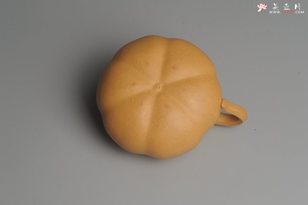 紫砂壶图片：美壶特惠 黄金段泥精致卡盖全手工仿生小南瓜 - 宜兴紫砂壶网