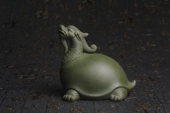 紫砂壶图片：美宠特惠 油润绿泥龟寿星 仁者寿茶宠 精工长9cm宽7.5cm高9cm - 宜兴紫砂壶网