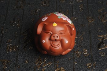 紫砂壶图片：美宠特惠 精工点彩蝶恋花 福气猪茶宠 - 宜兴紫砂壶网