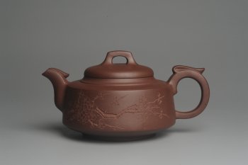 紫砂壶图片：美壶特惠 一厂拼紫泥 精致凤鸣壶 雅刻梅花 暗香浮动 造型别致 - 宜兴紫砂壶网