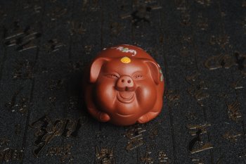 紫砂壶图片：美宠特惠 精工点彩仙桃 圣桃 福气猪茶宠长7cm宽6cm高5cm - 宜兴紫砂壶网