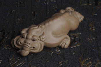 紫砂壶图片：美宠特惠 精工老段泥神兽 瑞兽茶宠 长13cm宽6cm高4cm - 宜兴紫砂壶网