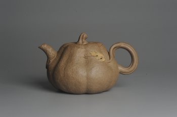 紫砂壶图片：美壶特惠 精致卡盖全手工老青段仿生小叶歪瓜 难度大 - 宜兴紫砂壶网
