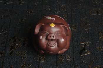 紫砂壶图片：美宠特惠 老紫泥精工点彩仙桃 圣桃 福气猪茶宠长7cm宽6cm高5cm - 宜兴紫砂壶网