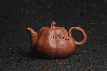紫砂壶图片：美壶特惠 精致卡盖全手工油润降坡泥仿生小叶歪瓜 难度大 - 宜兴紫砂壶网