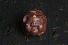 紫砂壶图片：美宠特惠 老紫泥精工点彩仙桃 圣桃 福气猪茶宠长7cm宽6cm高5cm - 宜兴紫砂壶网