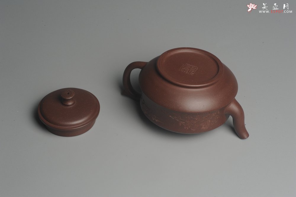 紫砂壶图片：美壶特惠 油润调砂紫泥精致扁石壶 雅刻山水 - 宜兴紫砂壶网