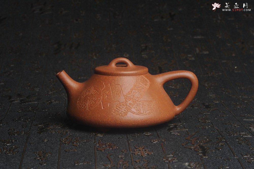 紫砂壶图片：油润五彩段泥 全手工薄胎子冶石瓢 饮之延年 助工俞霞精心摹古刻绘钱币纹 - 宜兴紫砂壶网
