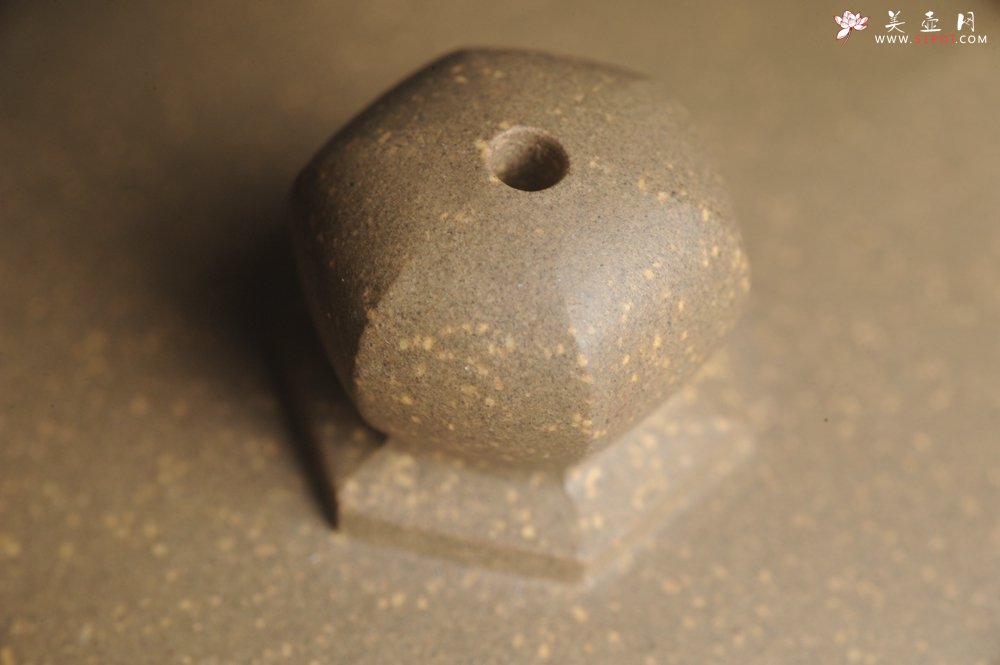 紫砂壶图片：优质青段 饱满大气全手工六方宫灯 - 宜兴紫砂壶网