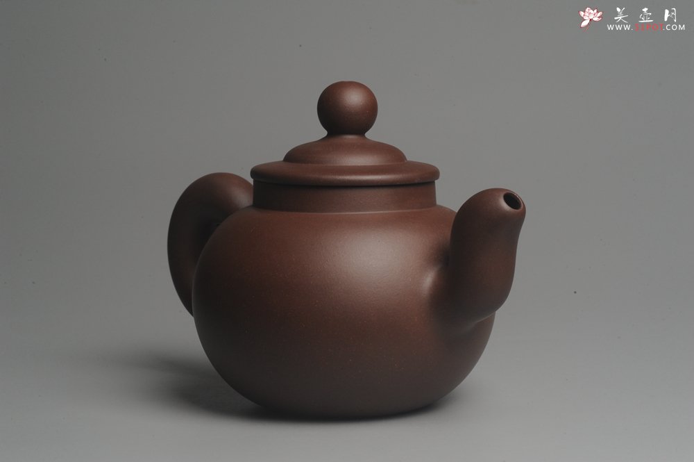 紫砂壶图片：美壶特惠 一厂老紫泥精致做工大品厚重道洪风格疾风壶 出水如柱 - 宜兴紫砂壶网