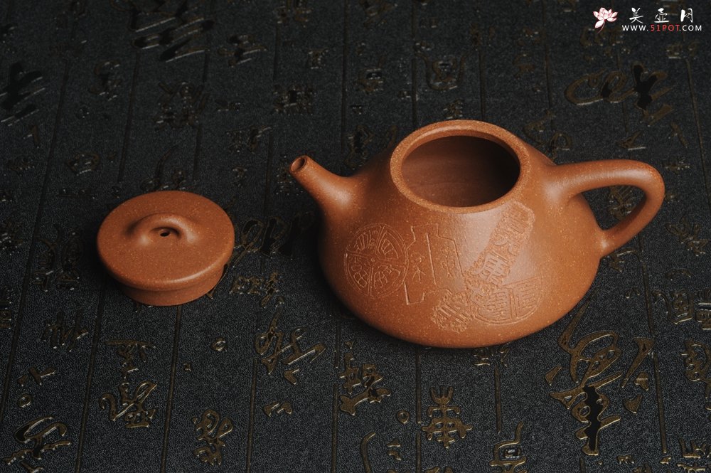 紫砂壶图片：油润五彩段泥 全手工薄胎子冶石瓢 饮之延年 助工俞霞精心摹古刻绘钱币纹 - 宜兴紫砂壶网