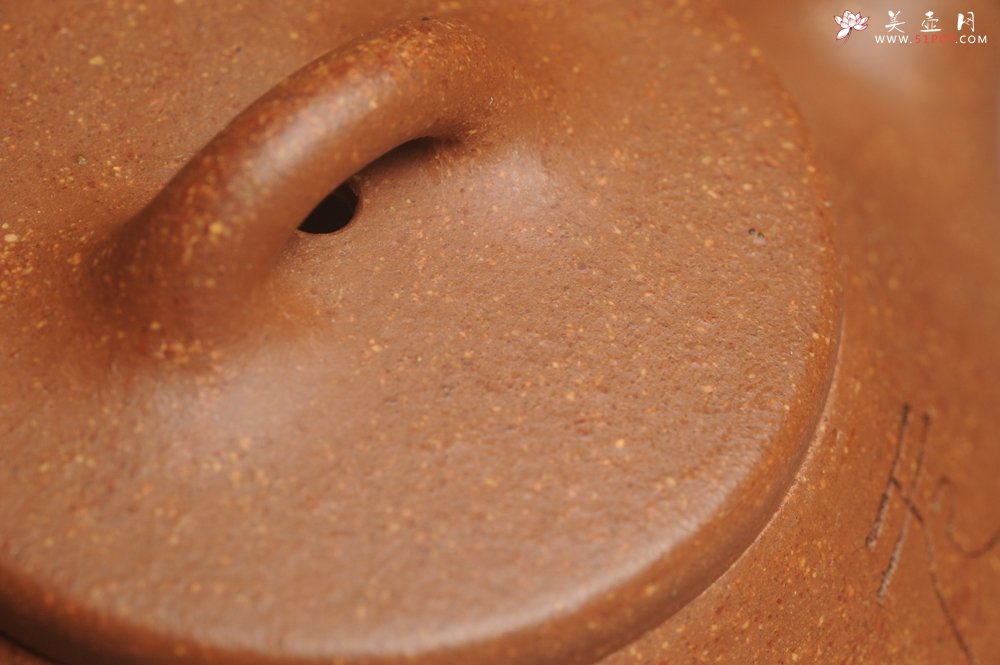 紫砂壶图片：油润五彩段泥 全手工薄胎精品子冶石瓢 难度大 骨肉匀挺 文气装饰高士乘凉图 无为 - 宜兴紫砂壶网