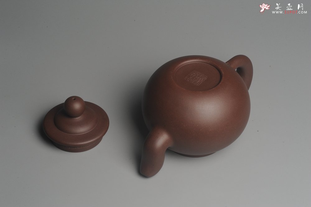 紫砂壶图片：美壶特惠 一厂老紫泥精致做工大品厚重道洪风格疾风壶 出水如柱 - 宜兴紫砂壶网