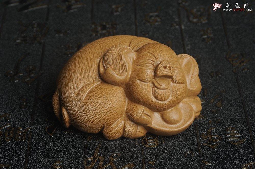 紫砂壶图片：美宠特惠 优质段泥精致手工茶宠 一团和气招财猪 长7cm宽5cm高3.5cm - 宜兴紫砂壶网