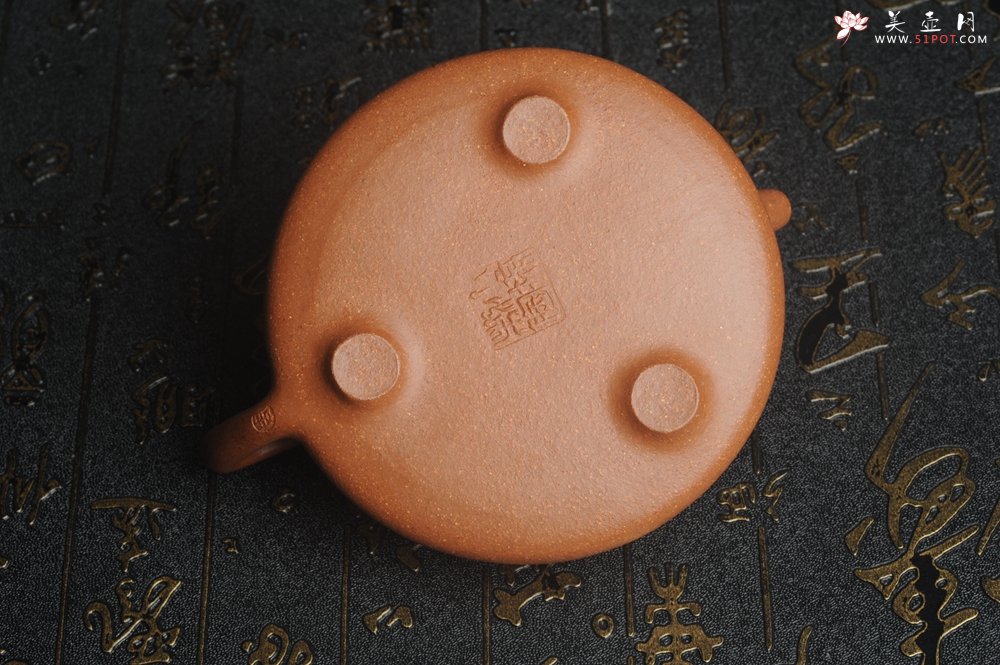 紫砂壶图片：油润五彩段泥 全手工薄胎子冶石瓢 饮之延年 助工俞霞精心摹古刻绘钱币纹 - 宜兴紫砂壶网