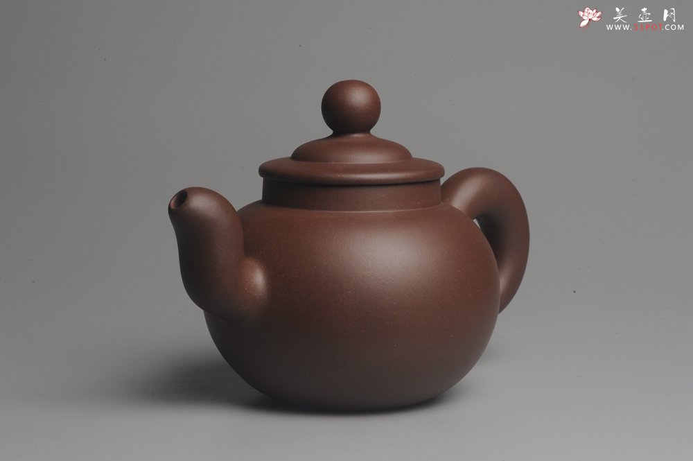 紫砂壶图片：美壶特惠 一厂老紫泥精致做工大品厚重道洪风格疾风壶 出水如柱 - 宜兴紫砂壶网