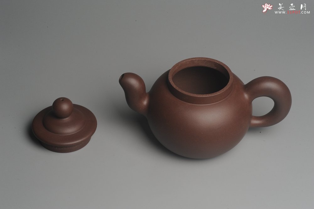 紫砂壶图片：美壶特惠 一厂老紫泥精致做工大品厚重道洪风格疾风壶 出水如柱 - 宜兴紫砂壶网