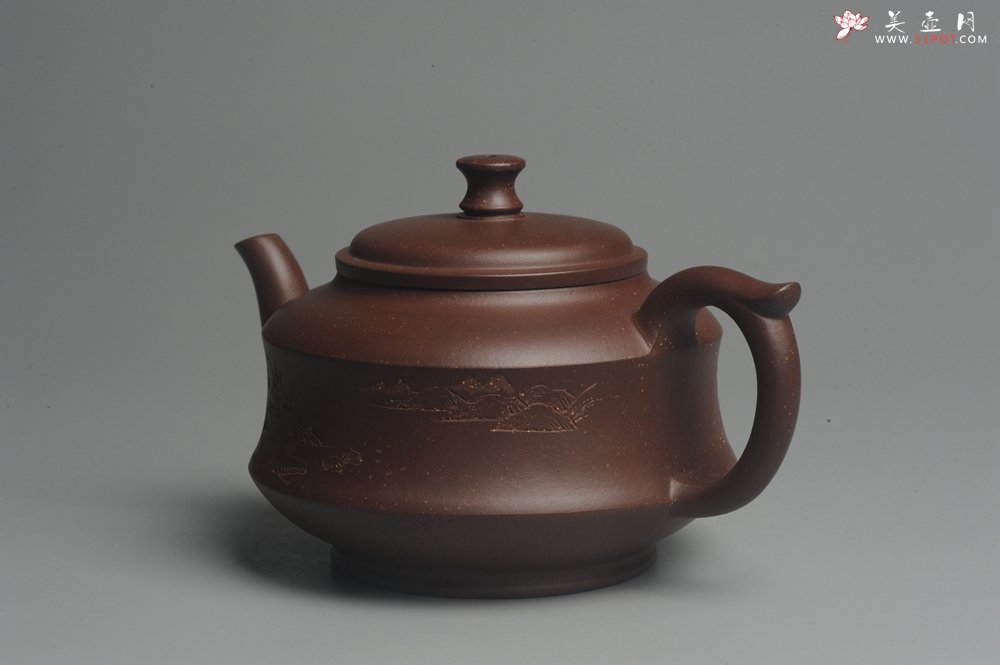 紫砂壶图片：美壶特惠 油润调砂紫泥精致扁石壶 雅刻山水 - 宜兴紫砂壶网