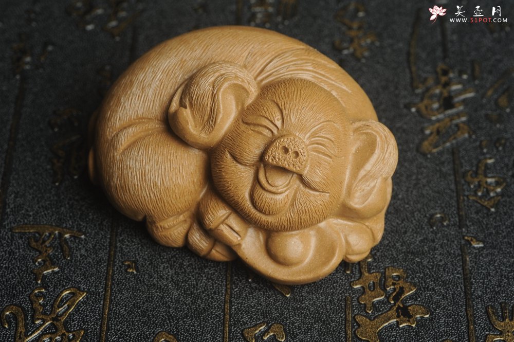 紫砂壶图片：美宠特惠 优质段泥精致手工茶宠 一团和气招财猪 长7cm宽5cm高3.5cm - 宜兴紫砂壶网