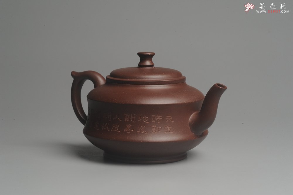 紫砂壶图片：美壶特惠 油润调砂紫泥精致扁石壶 雅刻山水 - 宜兴紫砂壶网