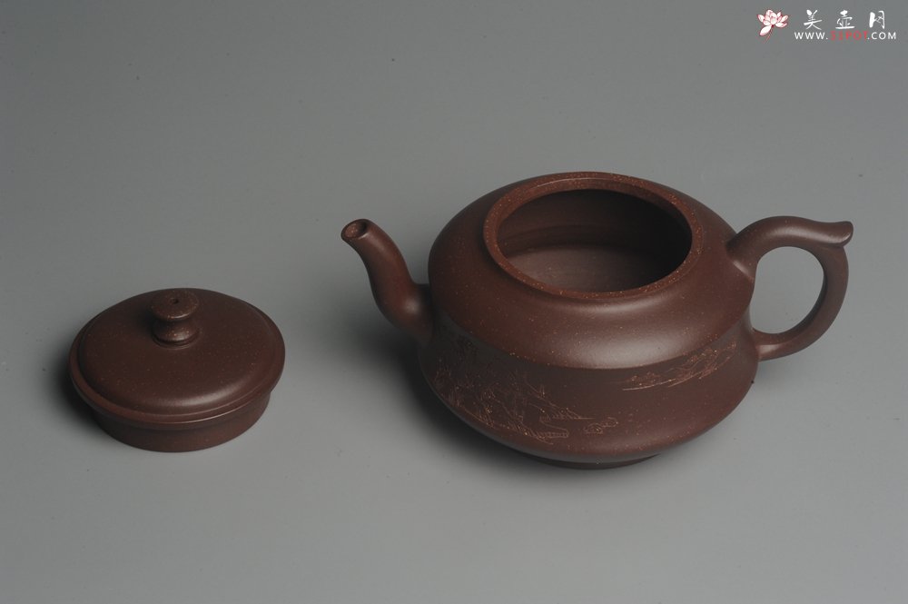 紫砂壶图片：美壶特惠 油润调砂紫泥精致扁石壶 雅刻山水 - 宜兴紫砂壶网