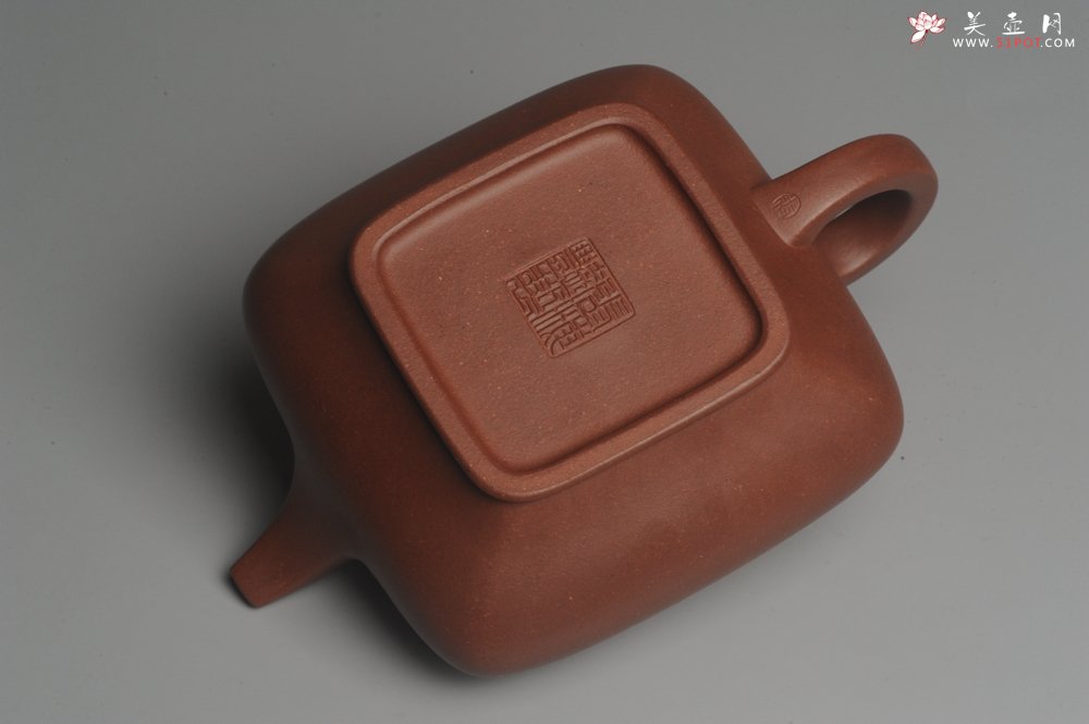 紫砂壶图片：实力派张海艳全手工老辣四方虚扁壶 超精致 - 宜兴紫砂壶网