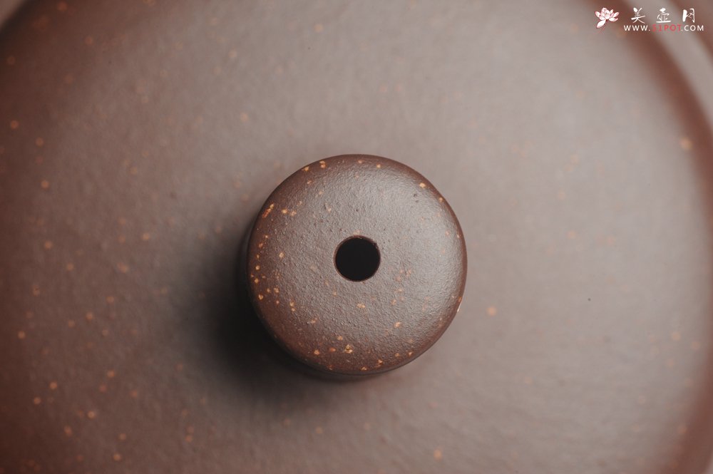 紫砂壶图片：美壶特惠 油润调砂紫泥精致扁石壶 雅刻山水 - 宜兴紫砂壶网