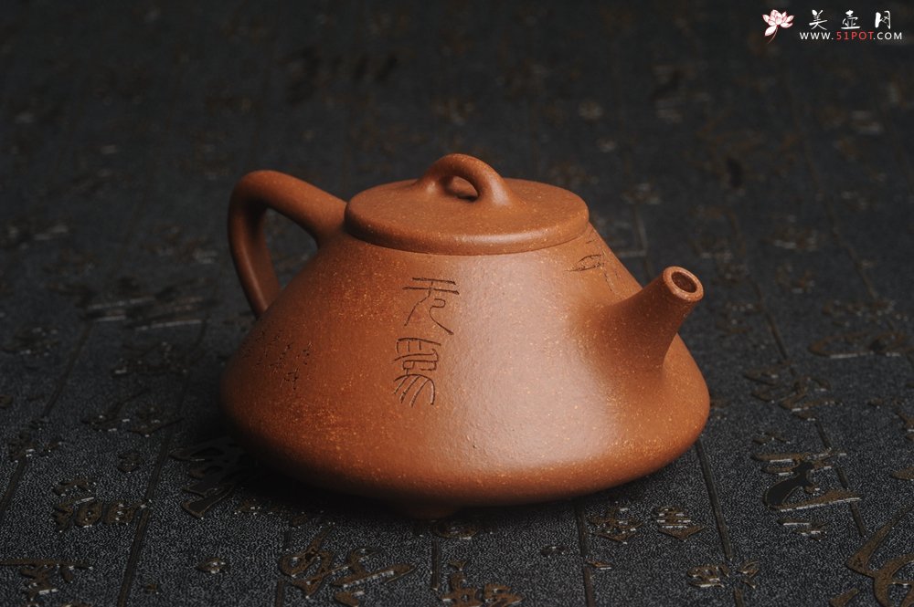 紫砂壶图片：油润五彩段泥 全手工薄胎精品子冶石瓢 难度大 骨肉匀挺 文气装饰高士乘凉图 无为 - 宜兴紫砂壶网