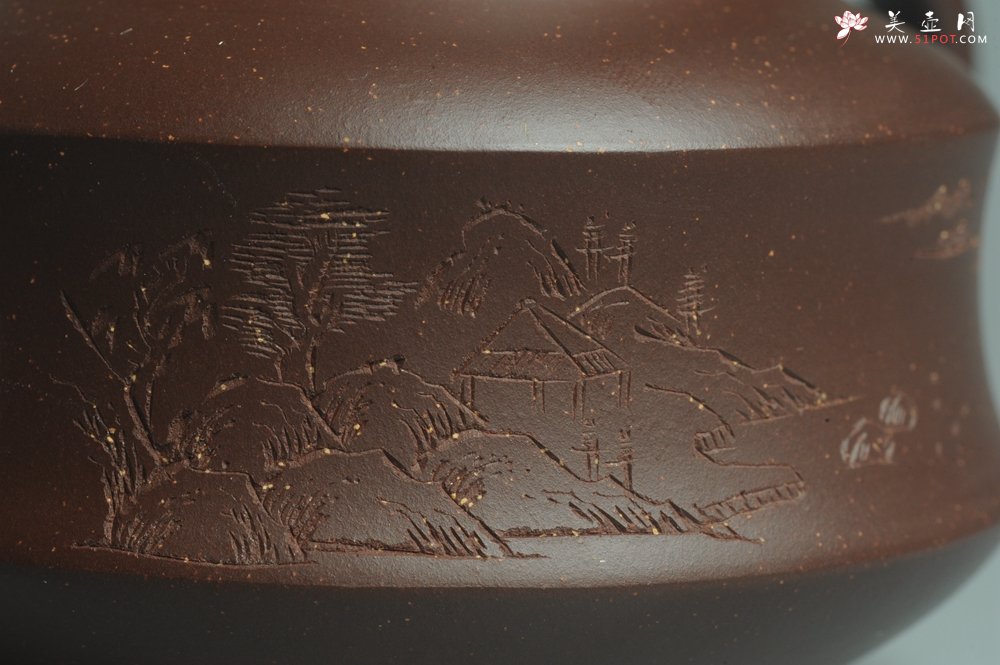 紫砂壶图片：美壶特惠 油润调砂紫泥精致扁石壶 雅刻山水 - 宜兴紫砂壶网