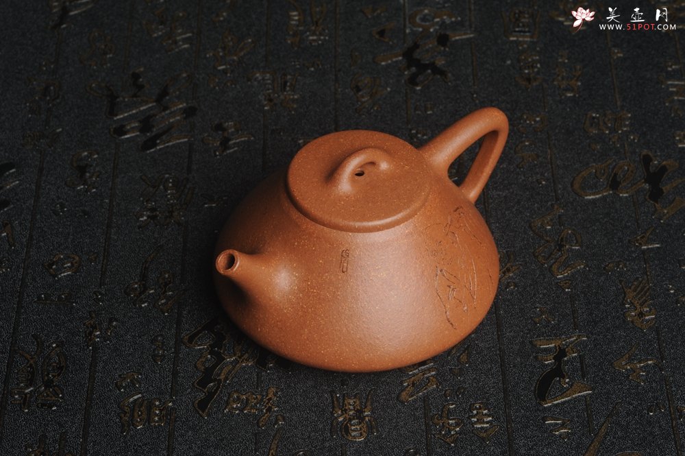 紫砂壶图片：油润五彩段泥 全手工薄胎精品子冶石瓢 难度大 骨肉匀挺 文气装饰高士采耳图 道法自然 - 宜兴紫砂壶网