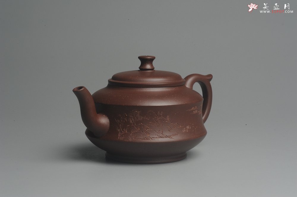 紫砂壶图片：美壶特惠 油润调砂紫泥精致扁石壶 雅刻山水 - 宜兴紫砂壶网