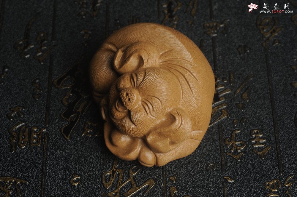 紫砂壶图片：美宠特惠 优质段泥精致手工茶宠 一团和气招财猪 长7cm宽5cm高3.5cm - 宜兴紫砂壶网