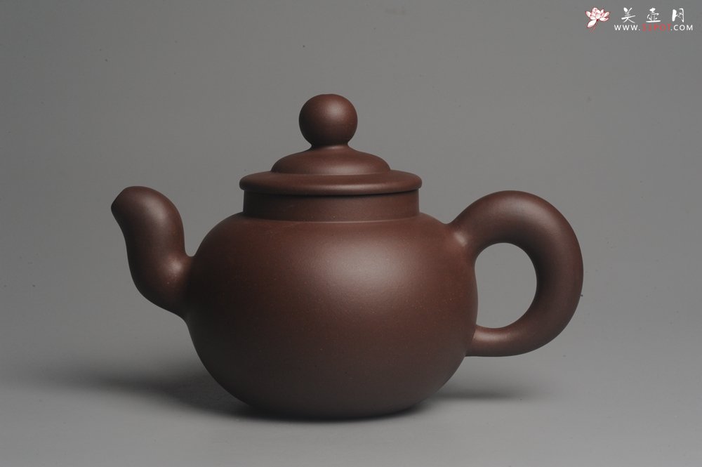 紫砂壶图片：美壶特惠 一厂老紫泥精致做工大品厚重道洪风格疾风壶 出水如柱 - 宜兴紫砂壶网