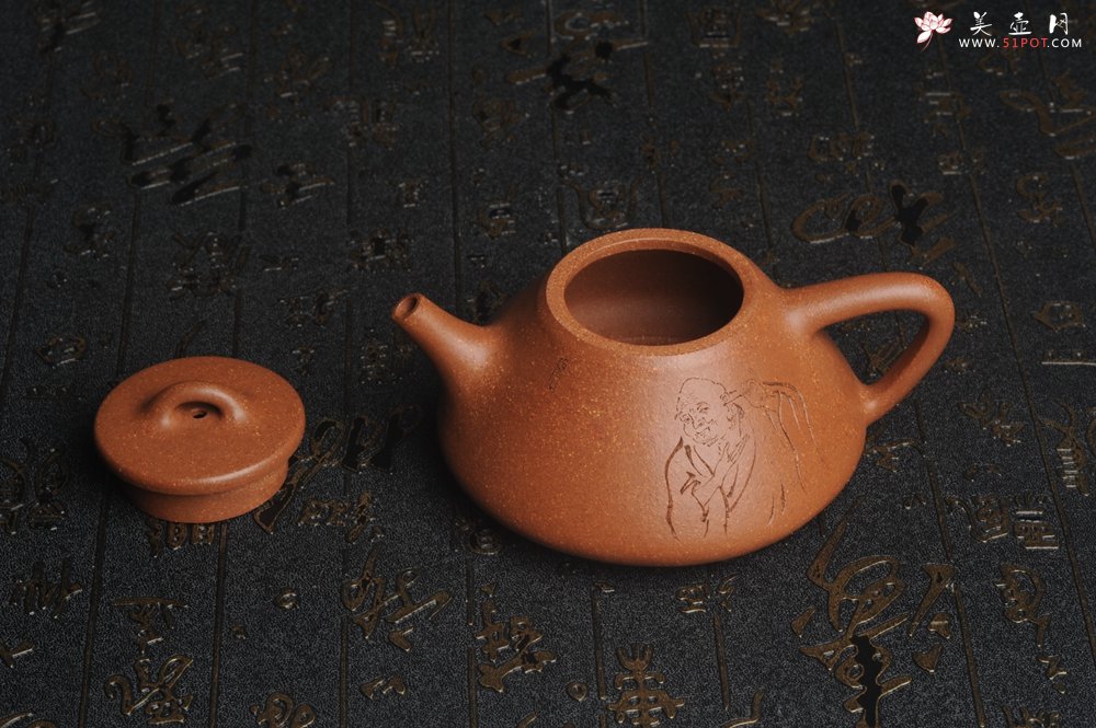 紫砂壶图片：油润五彩段泥 全手工薄胎精品子冶石瓢 难度大 骨肉匀挺 文气装饰高士采耳图 道法自然 - 宜兴紫砂壶网