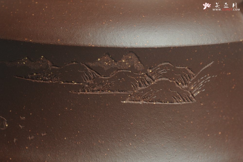 紫砂壶图片：美壶特惠 油润调砂紫泥精致扁石壶 雅刻山水 - 宜兴紫砂壶网