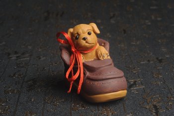 紫砂壶图片：美宠特惠 精致做工步步高升福气狗茶宠摆件 长8.8cm宽4.5到5cm高8.8cm - 宜兴紫砂壶网