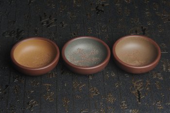 紫砂壶图片：美杯国庆特惠 精品好泥好工好刻雅致厚实品茗杯 主人杯 一套三只 送礼佳品 - 宜兴紫砂壶网