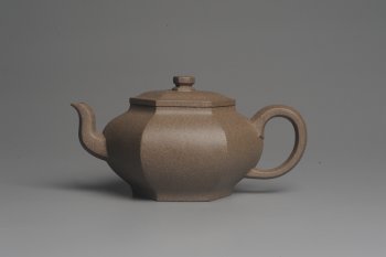 紫砂壶图片：美壶中秋国庆特惠 精工老段泥锦方壶 泥料特好 茶人醉爱 - 宜兴紫砂壶网