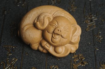 紫砂壶图片：美宠特惠 优质段泥精致手工茶宠 一团和气招财猪 长7cm宽5cm高3.5cm - 宜兴紫砂壶网