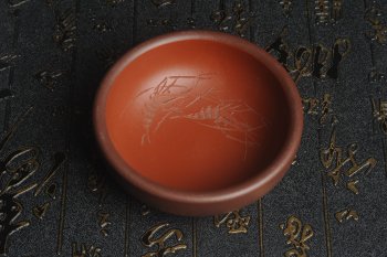 紫砂壶图片：美杯国庆特惠 精品好泥好工好刻雅致厚实品茗杯 对虾杯 - 宜兴紫砂壶网