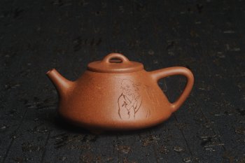 紫砂壶图片：油润五彩段泥 全手工薄胎精品子冶石瓢 难度大 骨肉匀挺 文气装饰高士采耳图 道法自然 - 宜兴紫砂壶网