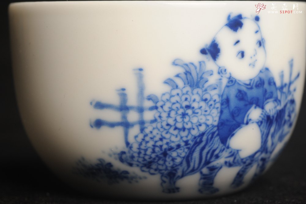 紫砂壶图片：景德镇主人杯 青花杯 童子戏老虎 - 宜兴紫砂壶网