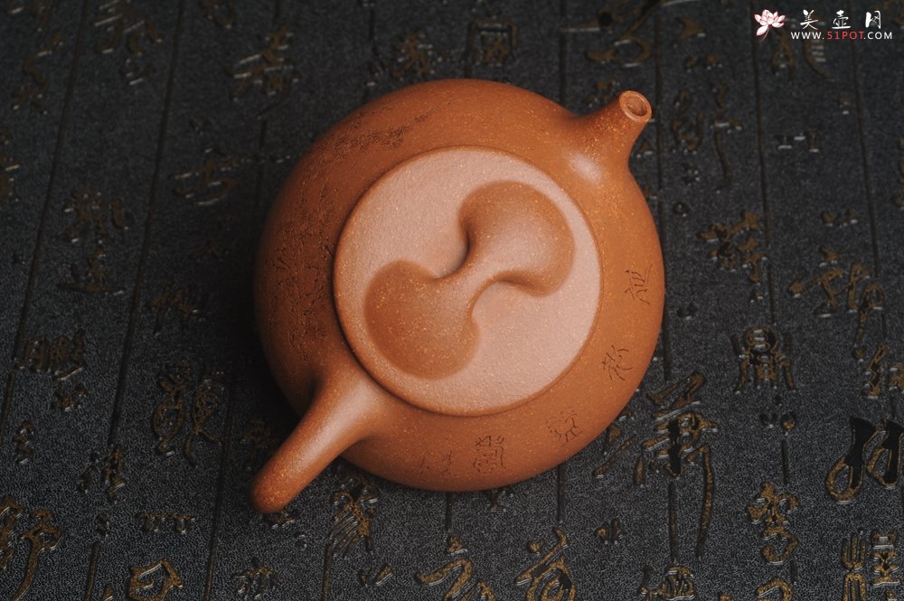 紫砂壶图片：潜力股周小培全手工演绎精品五彩段泥景舟石瓢 清茗堂助工文气装饰君子不老松 延年益寿 - 宜兴紫砂壶网