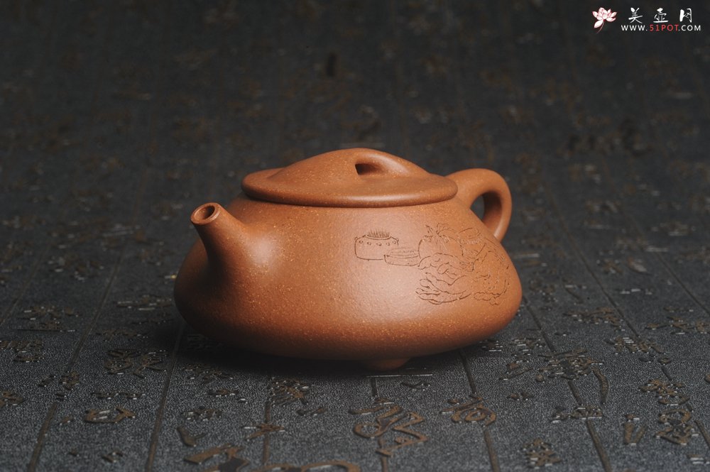 紫砂壶图片：潜力股周小培全手工演绎精品五彩段泥景舟石瓢 清茗堂助工文气装饰菖蒲佛手清供图 心清香妙 - 宜兴紫砂壶网