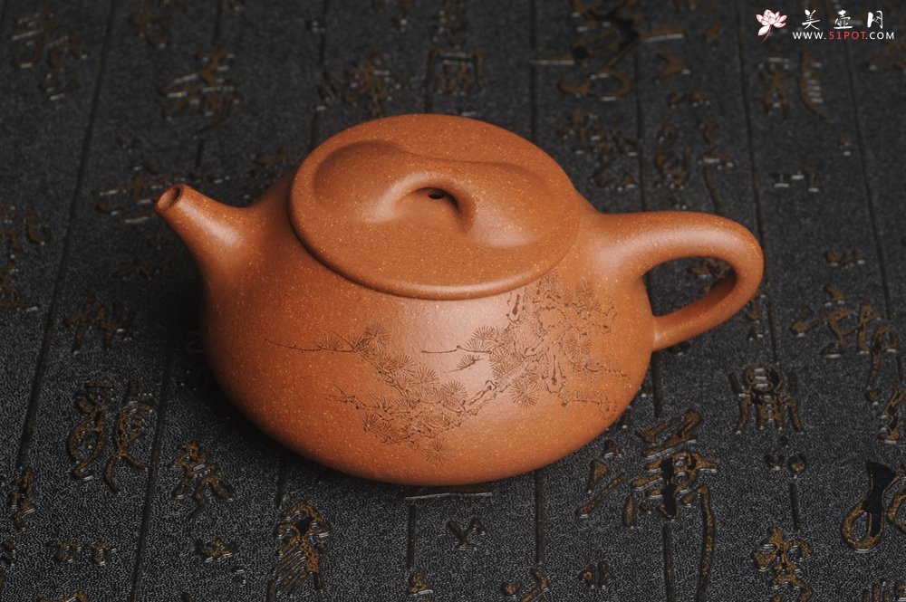 紫砂壶图片：潜力股周小培全手工演绎精品五彩段泥景舟石瓢 清茗堂助工文气装饰君子不老松 延年益寿 - 宜兴紫砂壶网